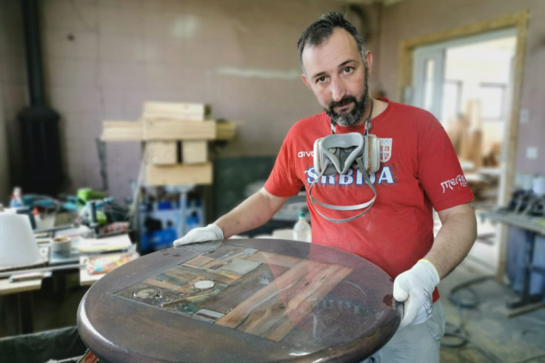 Ovo je radionica u kojoj sve miriše na kuvanu orahovinu: Luka iz Čačka pravi nesvakidašnje stolove, a u njih uliva smolu i sigu (FOTO)