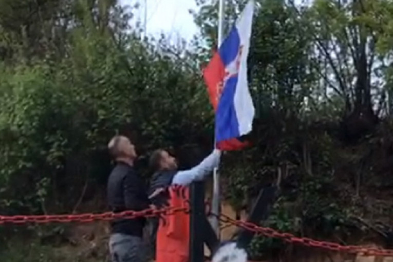 Strašna provokacija u Bujanovcu: Albanci skinuli srpsku zastavu i zamenili je crnim dvoglavim orlom (VIDEO)