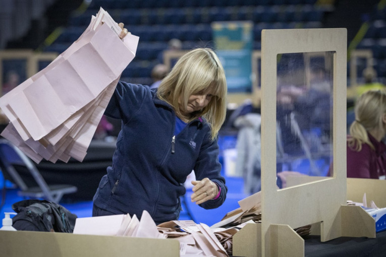 Prvi rezultati izbora na Ostrvu: Britanci u panici, Škoti spremaju slavlje i "nezavisnost"