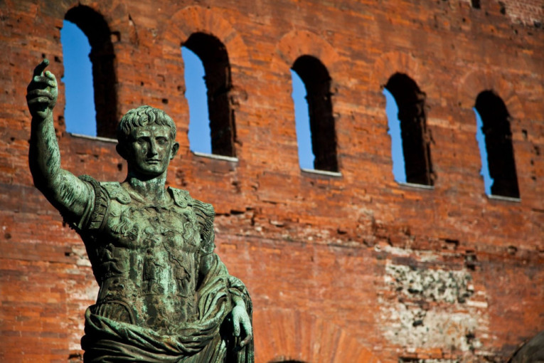 Italijanski arheolozi pronašli davno izgubljenu mermernu glavu prvog rimskog cara