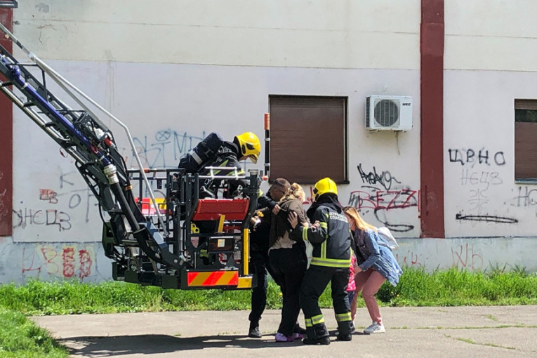 Hrabri vatrogasci Novog Sada: Kako je tekla akcija spasavanja majke i bebe iz požara, poznato stanje svih učesnika