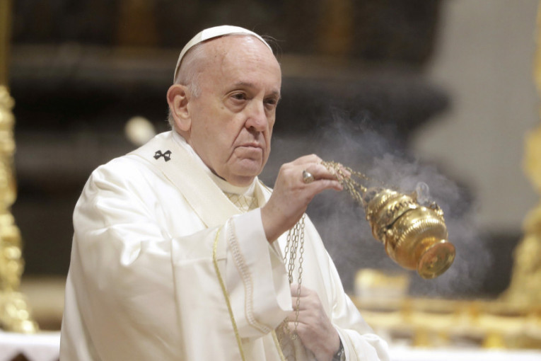 Vatikan saopštio: Operacija završena, papa se oseća dobro