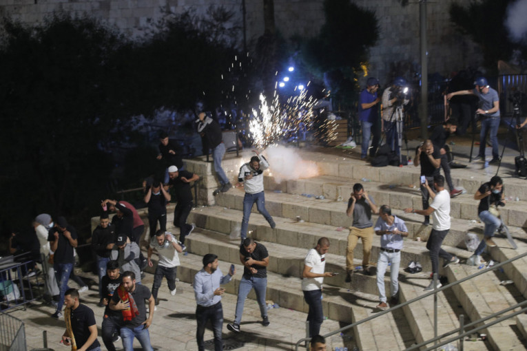 Nema mira u Jerusalimu: Nastavljeni žestoki sukobi, povređeno najmanje 90 osoba (FOTO)