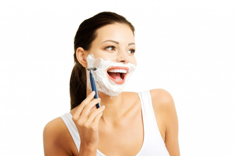 Sve više žena brije lice: Iako zvuči bizarno, dermatolozi kažu - ima benefita