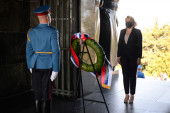 I Srbija se seća heroja i Dana pobede! Položeni venci na spomeniku Neznanom junaku i spomen - ploči crvenoarmejcu