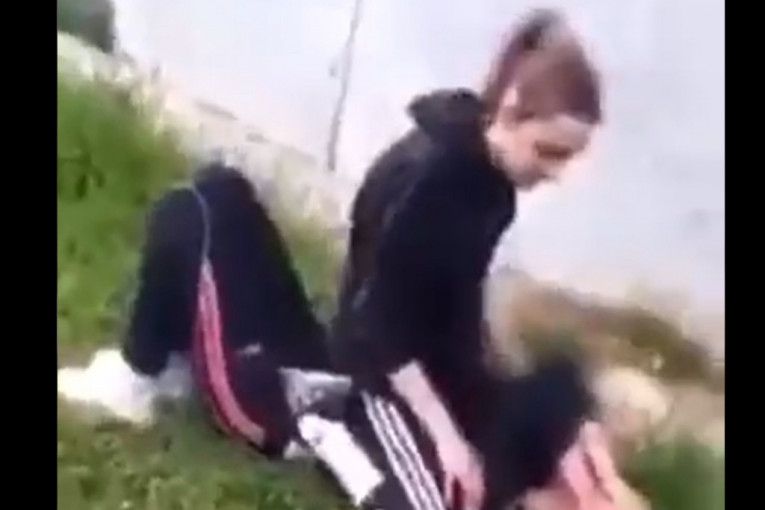 Jezivi snimak: Devojčica tuče vršnjakinju, druga deca je bodre i snimaju! (VIDEO)