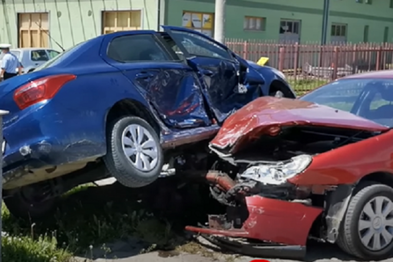 Stravična saobraćajna nesreća kod Prijedora: Vatrogasci izvlačili majku i dete iz smrskanog automobila (VIDEO)