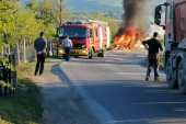 Buktinja na lokalnom putu: Zapalio se automobil u pokretu kod Čačka (FOTO)