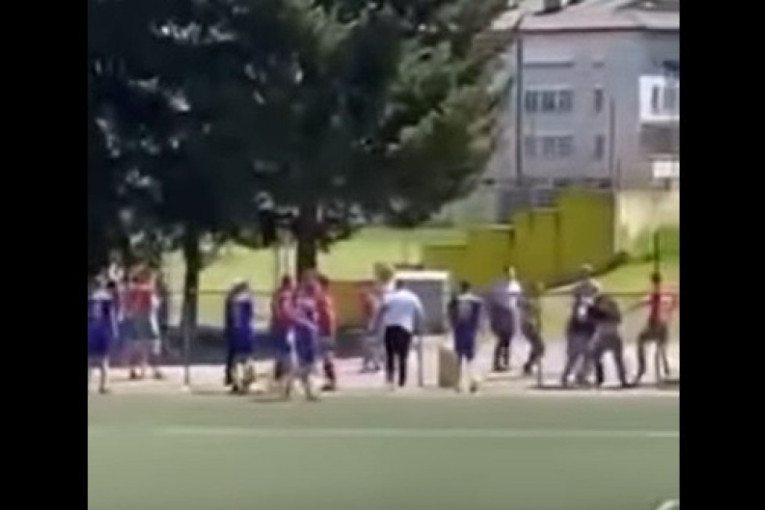 Masovna tuča na utakmici! Učestvovali i roditelji (VIDEO)
