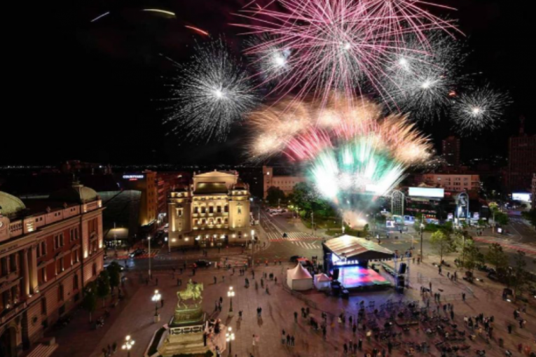 Veličanstvenim vatrometom na Trgu republike završeno obeležavanje Dana pobede nad fašizmom (FOTO)