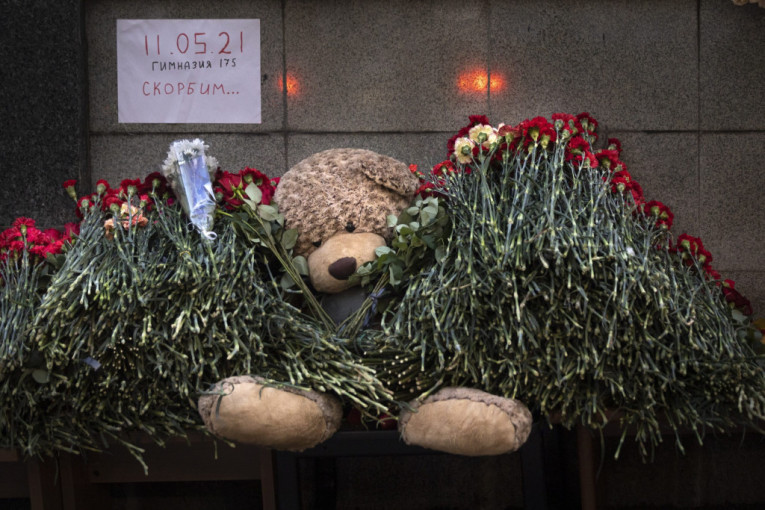 Prizor ispred škole u Rusiji nakon masakra: Medvedići, cveće i reč "tuga"