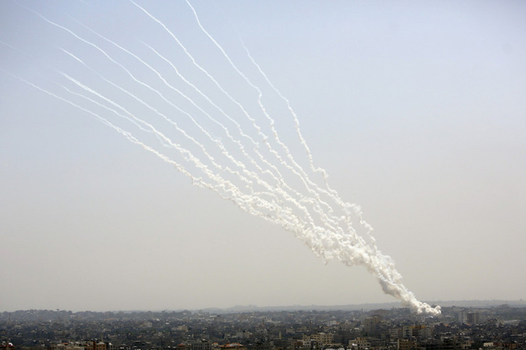 Objavljen snimak u kom se vidi trenutak u kom palestinska raketa pogađa izraelski soliter (VIDEO)