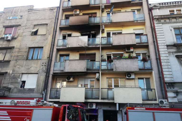 Lokalizovan požar u Sarajevskoj: Stariji čovek završio u bolnici