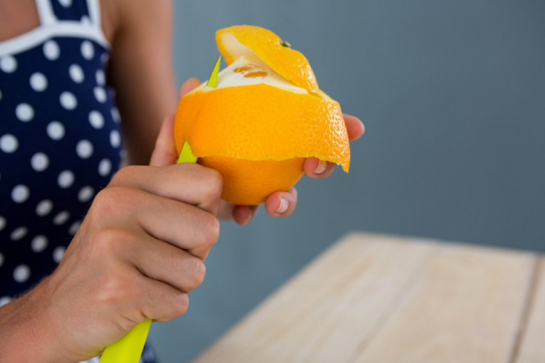 Skida fleke od vode i osvežava vazduh: Pet ideja kako da iskoristite koru od pomorandže u svom domu