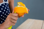 Skida fleke od vode i osvežava vazduh: Pet ideja kako da iskoristite koru od pomorandže u svom domu