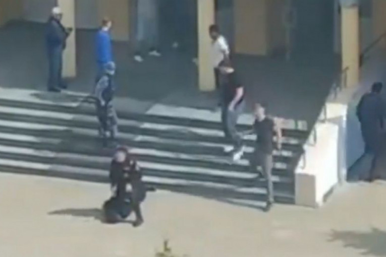 Trenutak hapšenja tinejdžera koji je automatskom puškom pobio decu u školi (VIDEO)