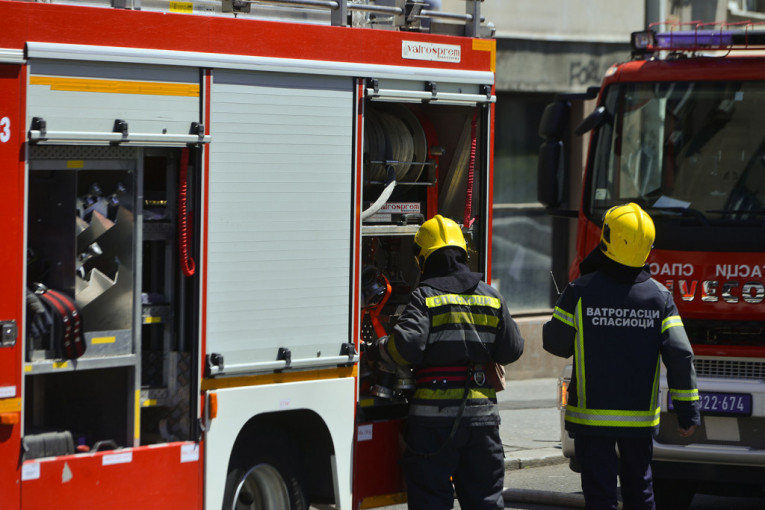 Požar na Novom Beogradu: Goreo napušteni lokal, nema povređenih