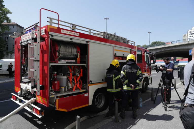 Zapalila se baraka u Mirijevu: U požaru jedna osoba povređena, hitno prevezena na VMA!