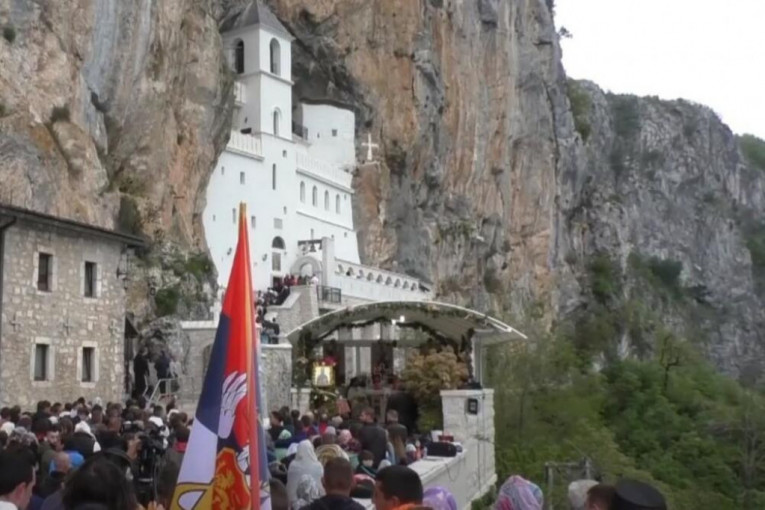 Hiljade vernika posetilo manastir Ostrog: Obeležili praznik velikog čudotvorca (VIDEO)