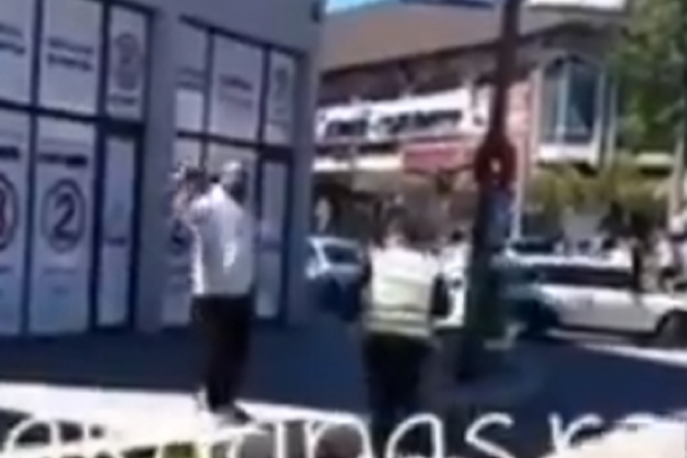 Uznemirujući snimak iz Raške: Muškarac mlati nožem, preti klanjem Srba, policajac ne reaguje (VIDEO)