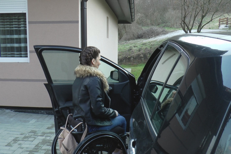 Kristina iz Čačka je žena-heroj: Posle saobraćajne nesreće ostala u invalidskim kolicima, iako je imala samo "dva puta", izabrala je pravi (FOTO)