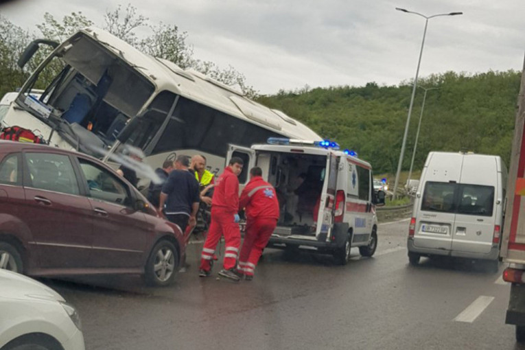 Autobus zamalo da završi u suprotnoj traci, vozač ostao zaglavljen, devojke proletele kroz šoferku: Detalji saobraćajne nesreće kod Bubanj potoka!