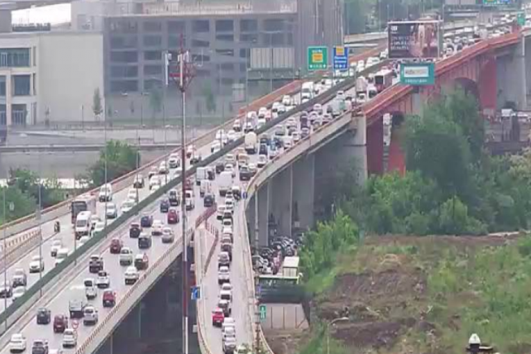 Potpuni kolaps u Beogradu! Mile automobili na mostovima, "Zrenjanincu", Čukarici... (FOTO)