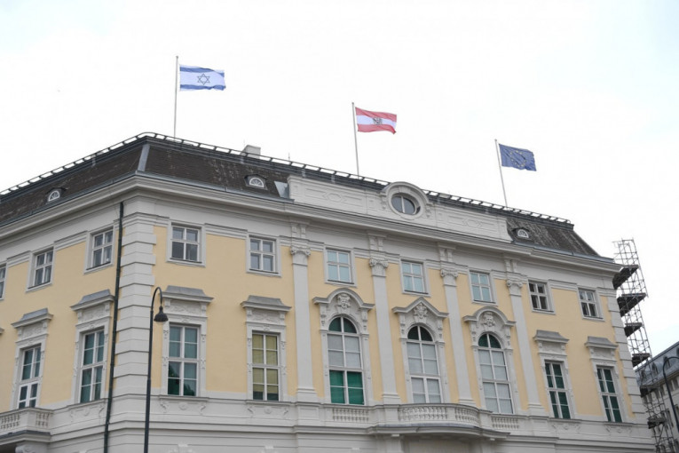 Kurc istakao izraelsku zastavu na zgradi vlade kao znak solidarnosti: Najoštrije osuđujem napade iz Pojasa Gaze