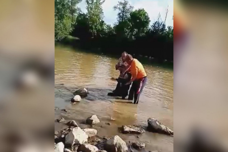 Žena sa mosta skočila u Zapadnu Moravu: Radnici uleteli u vodu i spasli je sigurne smrti (VIDEO)