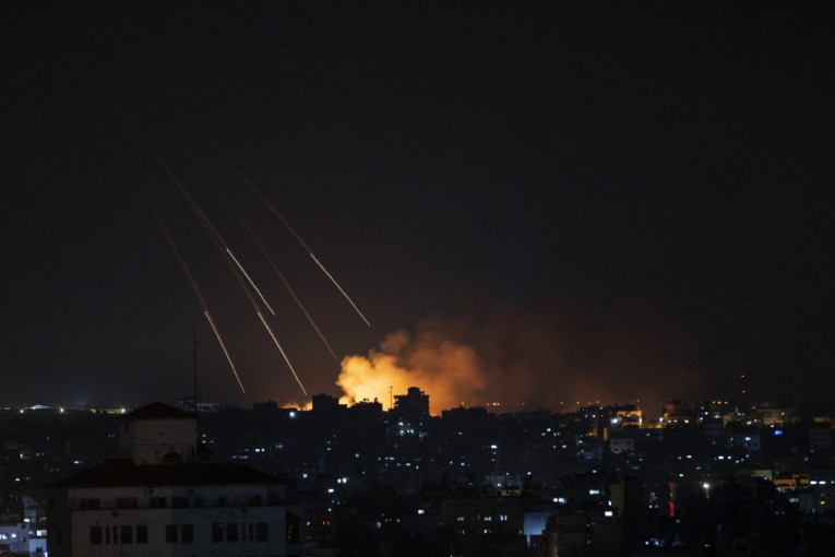 Nebo je svetlelo od eksplozija: Izrael napao Gazu brodovima, avionima i helikopterima (FOTO)