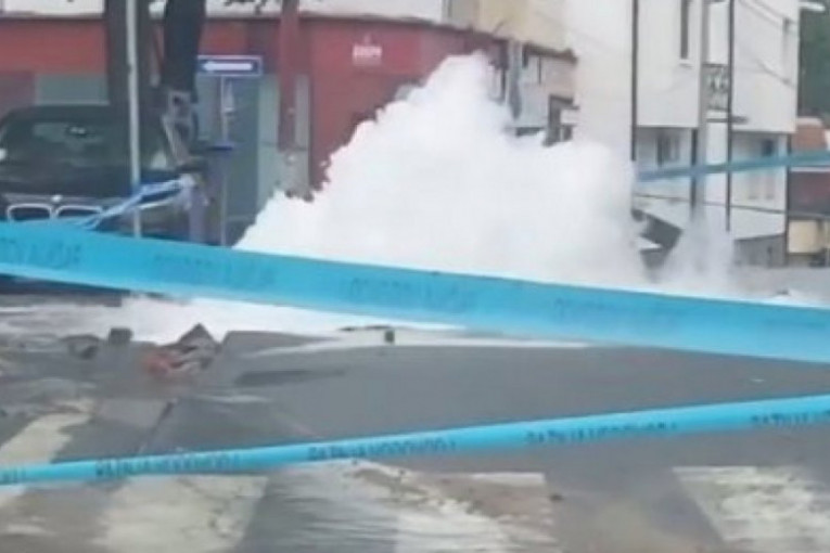 "Gejzir" u Grčića Milenka: Pukao asfalt, pa se voda sliva po okolnim ulicama