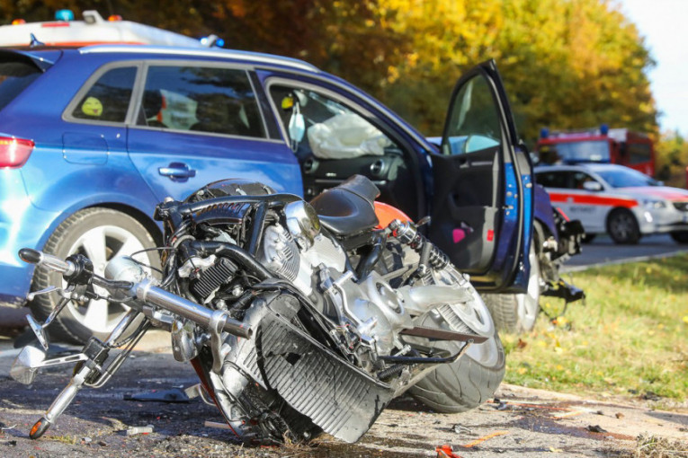 Čeoni sudar automobila i motocikla kod Ljubovije: Stradao vozač