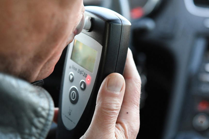 Trešten pijan divljao kolima: Sa 2,14 promila alkohola u krvi oštetio nekoliko parkiranih vozila!