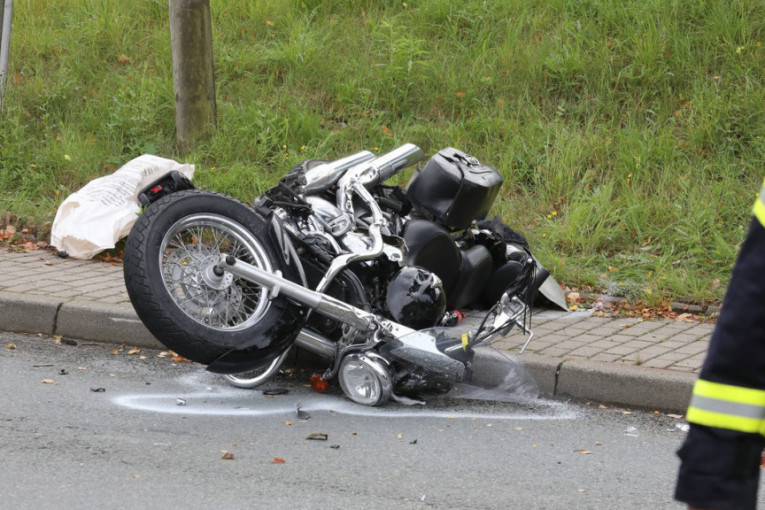 Kombi naleteo na motor: U saobraćajnoj nezgodi na Pančevačkom putu povređene dve osobe