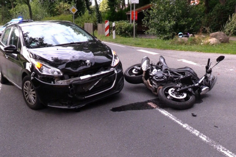 Nesreća kod Smedereva: Motociklista udario u banderu, pa u auto