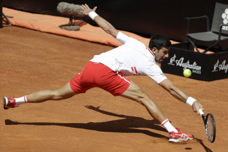 Novak je neuništiv: Pao, posekao se, ali je lopticu vratio! (VIDEO)