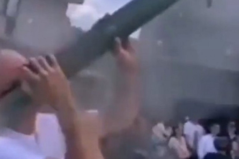 Društvenim mrežama se širi snimak koji je šokirao Srbiju: "Zoljom" gađao jabuku na svadbi, sreća što su svatovi ostali živi (VIDEO)