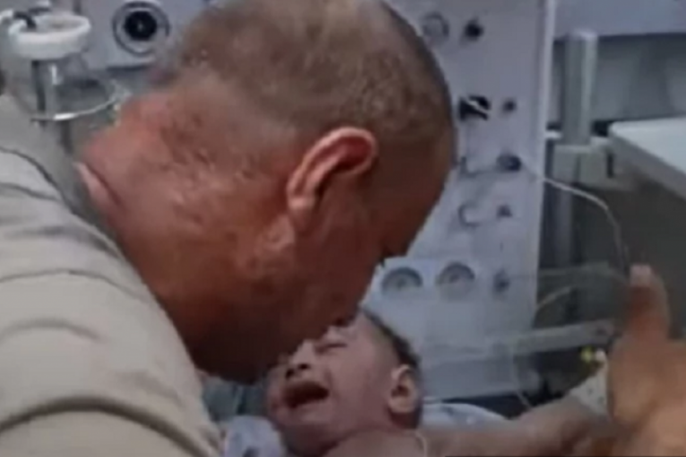 Potresna scena iz Gaze: Beba izvučena iz ruševina! Isplivao snimak ponovnog susreta sa ocem (VIDEO)