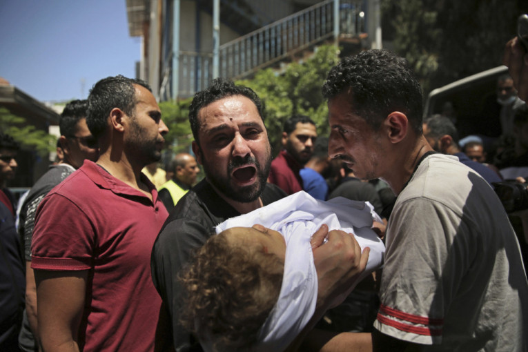 "Ovo je cena rata": Izraelske novine na naslovnici objavile fotografije dece ubijene u Gazi