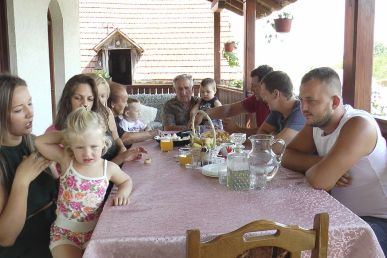 Erići iz sela kod Gornjeg Milanovca su najlepša slika Srbije: Porodica broji 14 članova, mir i sloga pod jednim krovom (FOTO)