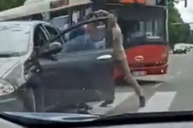 Sramotna scena nasred ulice u Beogradu: Blokirali saobraćaj, izašli iz kola i brutalno se potukli! (VIDEO)