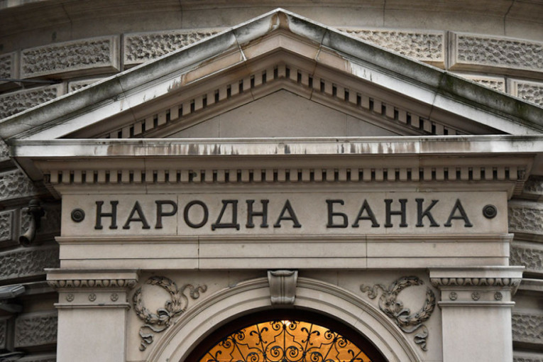 Srbi sve češće u bankama: U dve godine za četvrtinu zaduženiji
