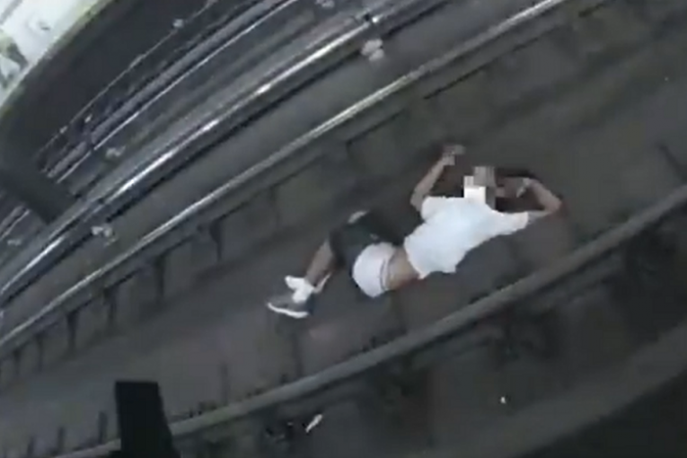 Dramatična akcija spasavanja: Muškarac se onesvestio i pao na šine dok je voz nailazio, policajci hitro reagovali (VIDEO)