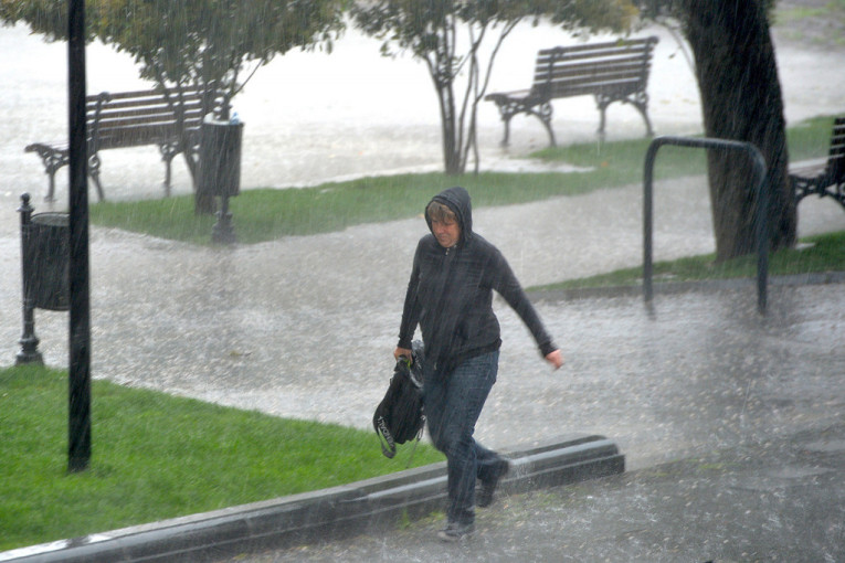 Upozorenje RHMZ: U naredna dva sata jaki pljuskovi u nekim delovima zemlje