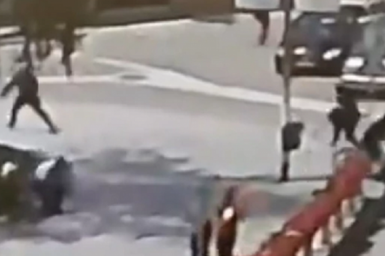 Objavljen snimak pucnjave u Novom Pazaru: Muškarci se obračunavali sekirom i pištoljem, pa ranili prolaznicu (VIDEO)