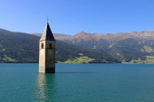 Italijansko selo koje izvire iz jezera: Iz vode se uzdiže toranj potopljene crkve