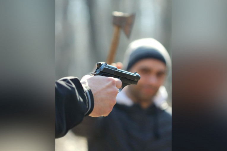 Obračun u centru Novog Pazara: Jedan vadio pištolj, drugi sekiru! Ranjena prolaznica