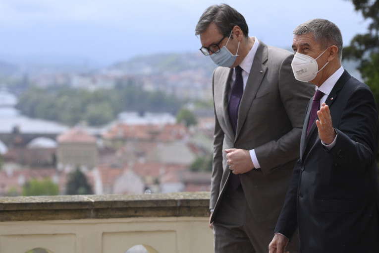 Vučić svečano dočekan ispred zamka premijera Češke
