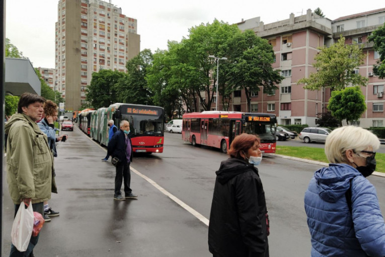 Bahatosti nema kraja: Parkirano vozilo stopiralo autobuse na liniji 88! (FOTO)