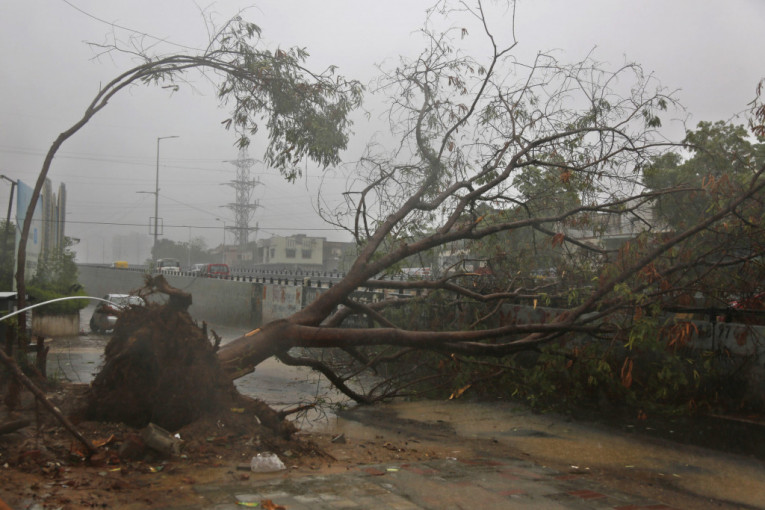 Razorna oluja u Indiji, potonula barža: Nastavlja se potraga za nestalima!